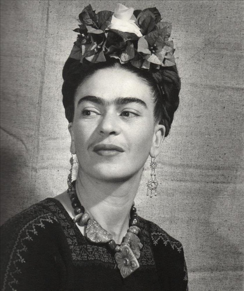 Frida, Frida Kahlo, uniceja, cejas pobladas, hirsutismo, femenino, mujer, vello, pelo, Ferriman Gallhey, depilacion, intimidad, endocrinologo quito, endocrinologa, doctora, glandulas endocrinas